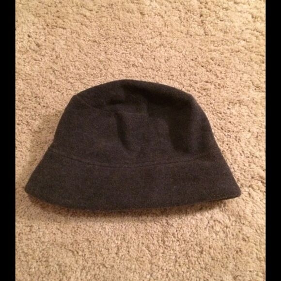 Grey winter hat - Picture 4 of 7